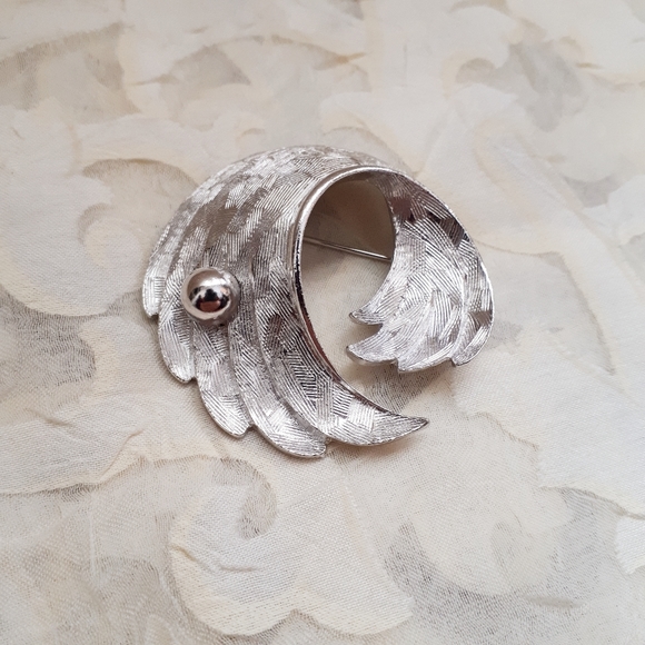 Vintage silver tone swirly design pin brooch. Gift - Picture 6 of 10